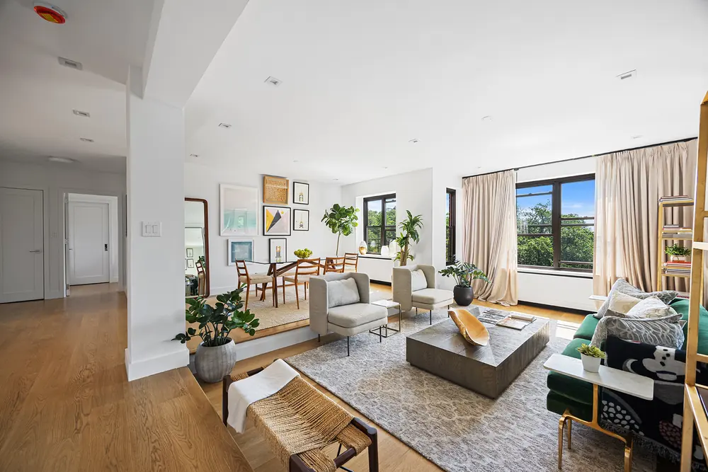 425 Central Park West, Residence 7CD: the living room seen from the entry, looking toward the dining area